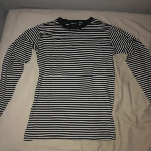 Svart Vit Randig Tröja - Svart vit randig tröja från H&M, Det är En M men passar bra för en Person som brukar har large med.