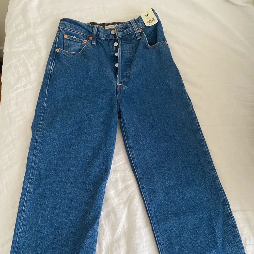 Hej! Säljer mina oanvända Levi jeans! Bara testade! Ny pris är 1079:-  Säljer mina för 600 + frakt.   Prutat och klart!   Finns i Halmstad 🤍. Jeans & Byxor.