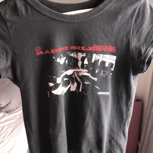 radio silence topp - supersnygg T-shirt från brandy Melville med tryck❤️‍🔥❤️‍🔥❤️‍🔥 Har används en gång och säljer då de inte är min stil. Snabbköp 200