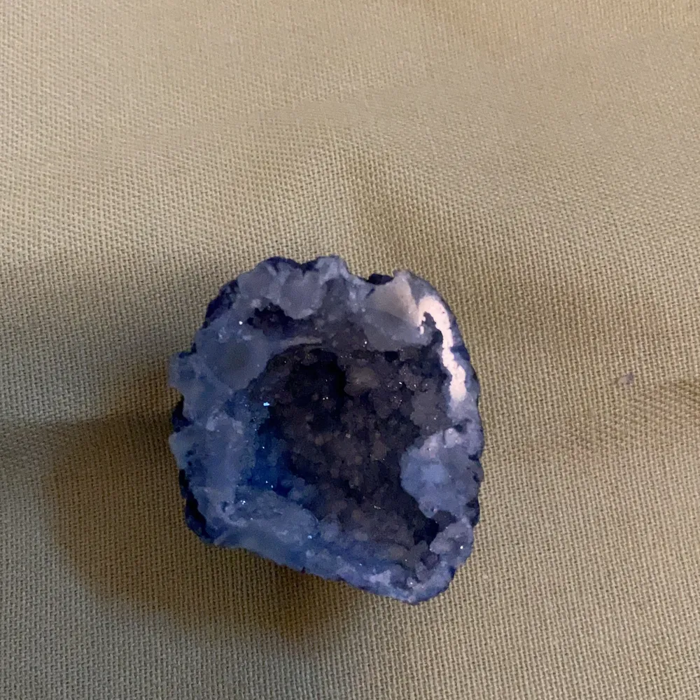 En kristall som jag köpte när jag var jätte liten, så jag kommer inte riktigt ihåg priset men jag tror den var rätt dyr! Det är även ett kluster, frakten ligger på 13kr. Skickas så snart jag kan! Skriv om frågor eller intresse! <3. Övrigt.