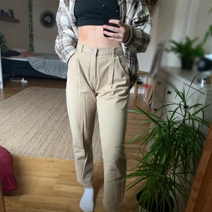 Beige jeans - Beigea mom-/baggiejeans från Pull&Bear. I väldigt gott skick men kommer inte till användning löngre. Köparen står för frakt :) hör av dig för mer info/bilder😊