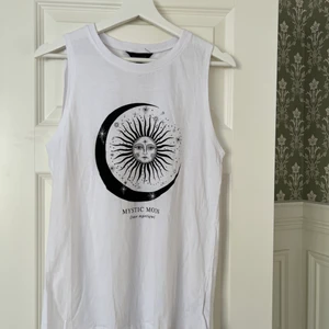 Ärmlös topp - Linne från New look. Sparsamt använd och passar en S/M.. Alla plagg är tvättade innan de skickas. ✨ köparen betalar frakt ✨