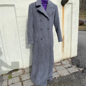 Kappa - H&M gammal kollektion. Den går ner till fötterna på mig som är 157cm. En knapp har lossnat men går att sätta dit en egen. Passar bra till kvällar nu på våren, eller när det helt plötsligt snöar ute. Eller varför inte köpa inför nästa säsong? 