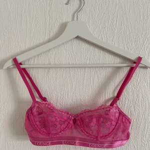 Bh från Lounge Underwear - En jättefin rosa bh från Balcony-serien hos Lounge Underwear. Balcony Blossom, hot pink, i storlek 70A. Endast testad på grund av att jag köpte en för liten storlek. 650kr nypris (då inklusive trosor som kostar 150kr).