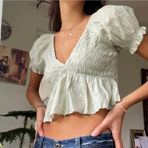 Topp - Supersöt topp frpn Urban outfitters som jag köpt hör på plick. Får inte så stor användning av den längre så därför säljer jag. Fint skick❤️💓 Lånade bilder!