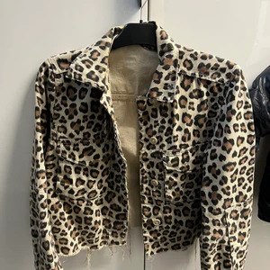Jeansjacka  - Säljer denna fina leopard jeans jacka. Den är använd ett fåtal gånger och är i ett väldigt fint skick! Precis som ny! Perfekt för våren.