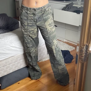 Cargo pants - Skit snygga cargo pants från Urban outfitters med camo print. Får aldrig någon användning för dom så därför säljer jag vidare dom. Storlek M men passar även S (är själv en storlek s,36). Dom är för långa för mig som är 160 (även när jag har klackar eller står på tå, men går ju såklart att sy upp). Nypris: 779kr!