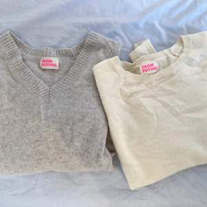 BARA DEN GRÅ TRÖJAN KVAR💛 Två mjuka tröjor i 100% kashmir från franska From Future! Köpte båda för 180€ och då båda är väl använda säljer jag båda för 300kr😇😇 det har tyvärr gått två maskor i den gråa tröjan (för bild se min andra post i min profil). 