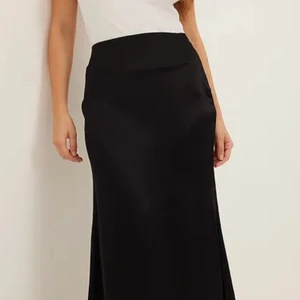 Satinkjol från NA-KD - Satinkjol från NA-KD. Har även matchande blus. Lapparna kvar, aldrig använd. Kan frakta i hela sverige eller mötas upp i Malmö. Köparen står för frakt.