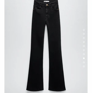 Zara jeans  - Säljer mina utsvängda zara jeans som aldrig är använda då de tyvärr inte passade så bra på mig❤️ kontakta för fler bilder