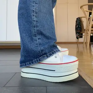 Supercoola plattform-sneakers, säljes endast då jag måste rensa bland mina skor!! Ca 5 cm höga. Ej äkta converse! 