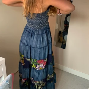 Klänning💙💜 - Mörkblå hela, men blommig nedanför.🤍 Väääldigt fin när man fått färg på sommarn😁❤️.