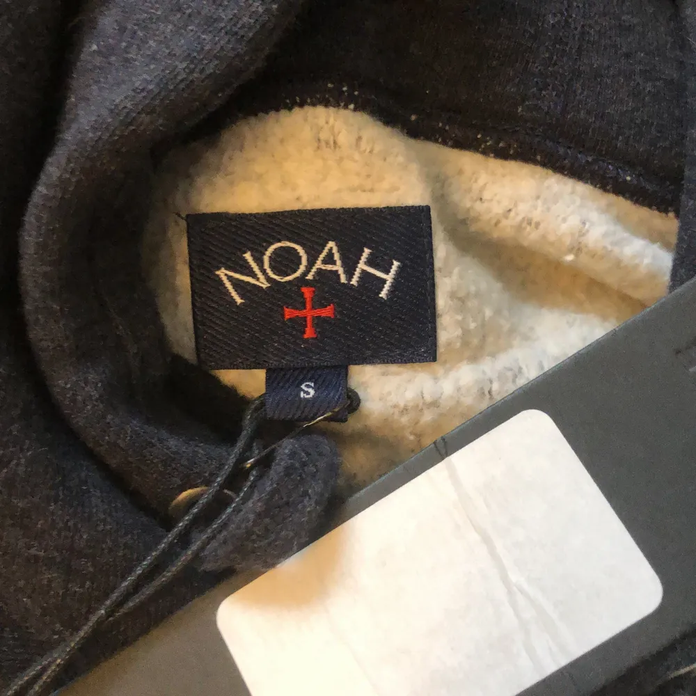 Noah hoodie, mörkblå. Storlek S. Aldrig använd köpt för 1300. Säljs för 900, pris kan diskuteras . Tröjor & Koftor.