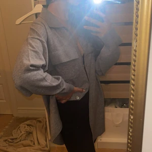 & other stories  - Helt ny oanvänd ull tröja/skjorta från other stories storlek S. Nypris 890kr