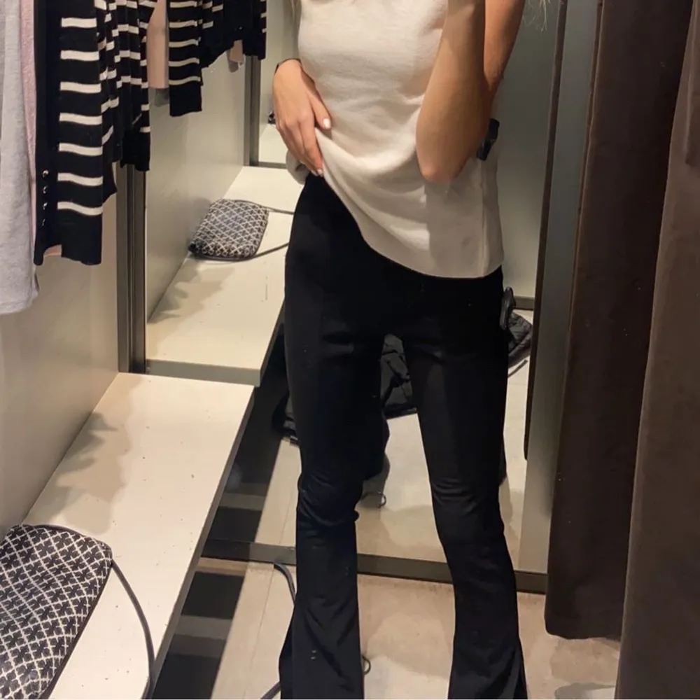 Intressekoll på mina fina kostymbyxor med slit från Zara!❤️‍🩹. Jeans & Byxor.