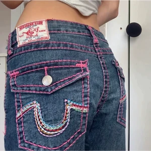 Lågmidjade true religion jeans  - ❗️Bud 600kr❗️Lågmidjade jeans från true religion med rosa sömmar och coola fickor, innerbenslängd 88cm, spårbar frakt 66kr😇💕