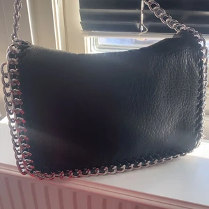 Svart väska - Stor svart väska med silvrig kedja, säljer den då den inte har kommit till användning (använt fåtal gånger). Ordinarie pris 500:-, säljer den för 399:- plus frakt. (Slutsåld i butik)