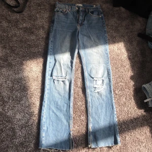 Jeans - Jeans från Pull and bear. Mid waist och går ner över foten på mig som är 167. Använda fåtal ggr.