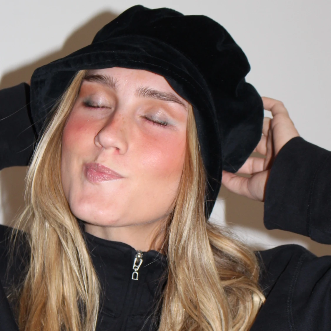 Dark velvet bucket hat