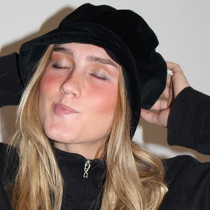 Dark velvet bucket hat - En unik mössa/ hatt i bucket hat format. Skön och flexibel passform. Underbar kvalitet med sammetstyg, tillverkad i italien. Med denna håller du både värmen och stilen. 