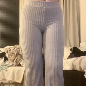 Bikbok  - Jätte fina gråa mjukis byxor från bikbok i storlek S, jag är 170 cm ( fråga gärna om fler bilder)