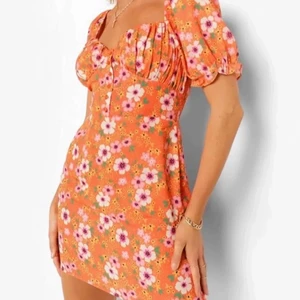 Blommig klänning  - En fin blommig klänning köpt på plick förra sommaren. Aldrig använd med lapparna på. Köparen står för eventuell frakt. 🌸