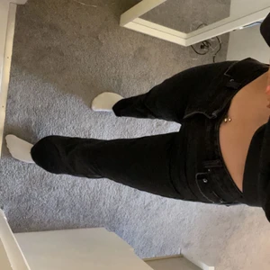 jeans  - säljer dessa jeans från bershka i modellen ”straight” använda ett få tal gånger så dem är i fint skick💓
