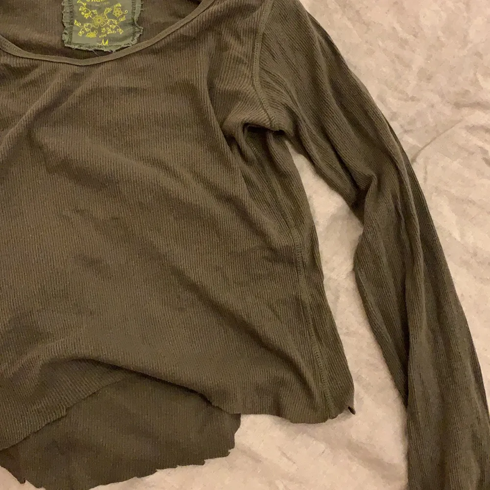 Vintage långärmad mörkgrön lpngärmad med uppklippta slut.  Skönt material, sitter lagom tajt. Ingen retur :). T-shirts.