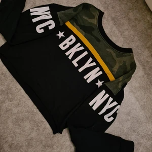 Kort långärmad  - Navel längd långärmad tröja, använd fåtal gånger.