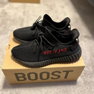 Adidas Yeezy Boost 350 V2 - Tja! Säljer mina par yeezys som jag köpte för ett bra tag sen från Sns. Dessa är som ni ser deadstock (aldrig använda) och dessa skor går just nu för ca 3200kr på StockX. Dessa är självklart äkta. Skriv för mer bilder. Priset jag tänkt mig är inte ristat i sten, kan gå ner vid snabb affär.