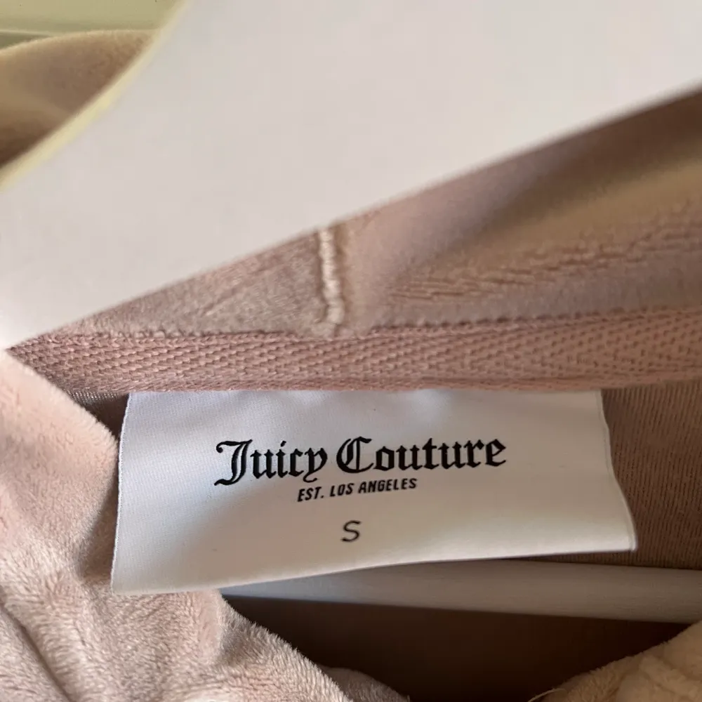 En ljusrosa juicy couture kofta i nyskick, storlek s💘💘💘. Tröjor & Koftor.