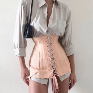 Snygg Vintage Korsett   - En vintage korsett köpt secondhand ifrån @sororitevintage på ig.  Är i väldigt bra skick med några missfärgningar här och där men det är oundvikligt med tanke på hur gammalt plagget är. Köpt för 3.000kr och säljer därför för 1.000kr. Storlek går att ändra på plagget men jag rekommenderar S-M. Önskas fler bilder på plagget är det bara att skriva. 