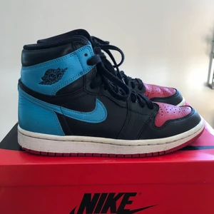 Air jordan 1 UNC To Chicago OG (W) - Säljer mina air jordan 1s UNC To Chicago OG (W) i stl 38, sparsamt använda. Dessa i stl 38 säljs för ca 3000kr på re sell sidor (restocks). Skriv för fler bilder eller funderingar🖤💙❤️