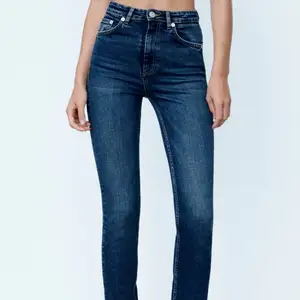 Säljer nu mina mörkblå zara jeans med slits. Dem är uppsydda så dem ska passa mig som är 168cm men man kan ta bort sömmen så blir dem orginallängd. 💗