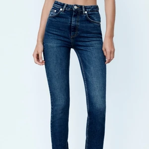Zara jeans med slits  - Säljer nu mina mörkblå zara jeans med slits. Dem är uppsydda så dem ska passa mig som är 168cm men man kan ta bort sömmen så blir dem orginallängd. 💗