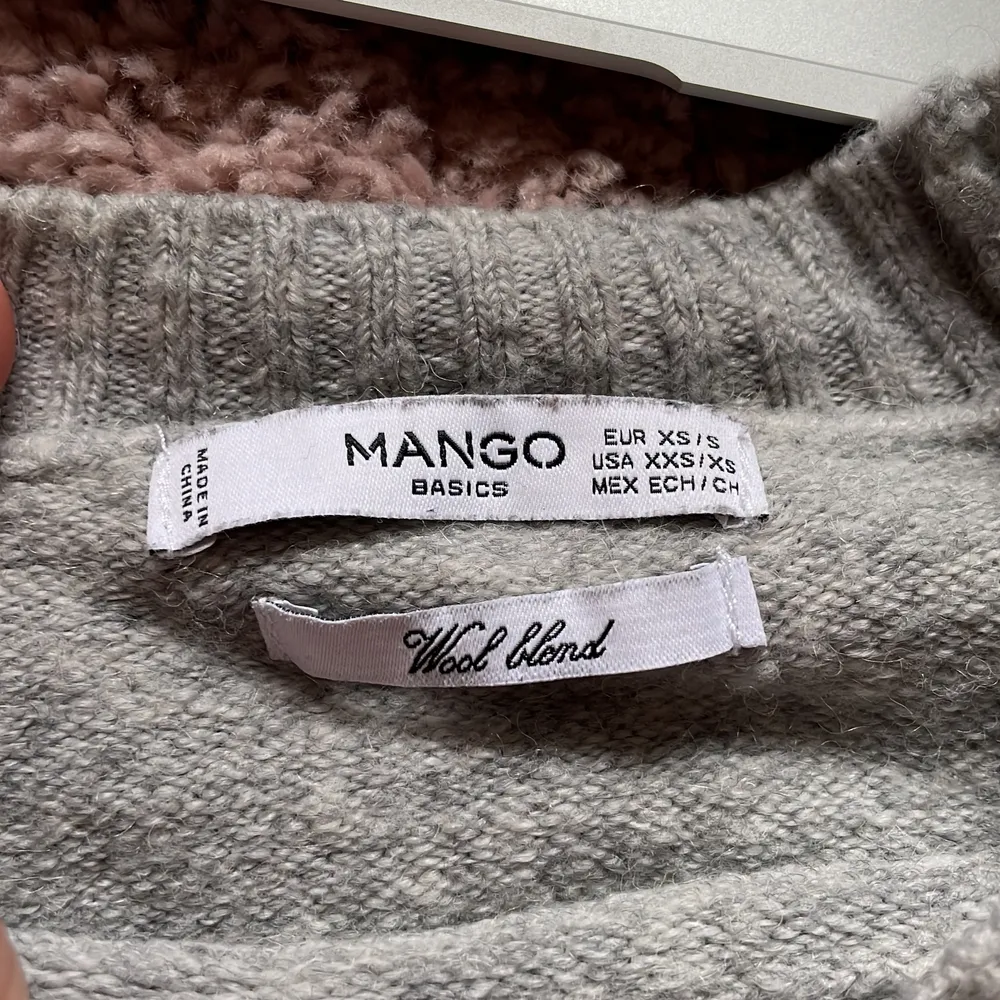 Superfin grå stickad tröja från mango, knappt använd. Stickat.
