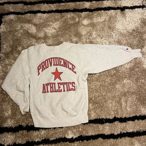 Champion collage sweatshirt  - En champion collage sweatshirt köpt på pop vintage i Göteborg📍. Strl: L (sitter som M). Har inte använt tröjan mycket alls. Säljer pga för mycket kläder i nuläget🙃