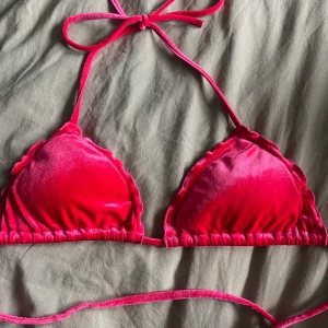 Bikini i sammet - Så fin bikinitopp i sammet, helt i nyskick 🤍 köparen står för frakt! 