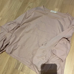 Tröja! - Rosa, svårt o se på bilden vilken färg det är i verkligheten. Köparen står för frakten. Toppskick!!