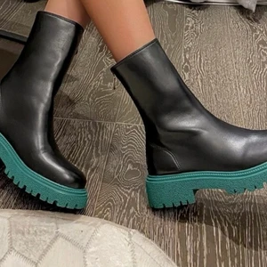 Stövlar  - Stövlar storlek 37