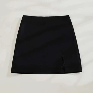 Svart kjol - Svart tajt kjol med slits från SHEIN i storlek M. Aldrig använd💓