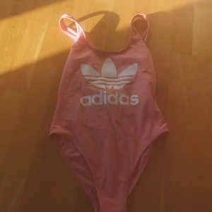 Adidas  - Baddräkt i fint skick storlek S 