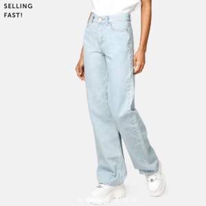 Ett par raka jeans i den perfekta ljusblåa färgen från Junkyard, storlek 24. Säljes pga blivit för små