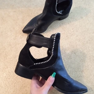 Låg klack - Några skavanker på skorna framtill. Klack på 3,5cm.