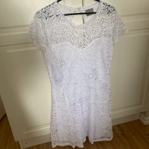 Studentklänning - Studentklänning som är inköpt 2016! Använd en gång på en skolavslutning! Storlek 42!