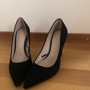 Svarta högklackar matt svart  - Aldrig använd. Skorna är högklackade så inte bekväm att gå med skulle inte rekommendera om du inte är van vid att gå med.