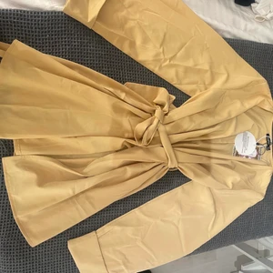 Beige blazer/kimono - Oanvänd snygg beige kimono, passar till allt och jätteskönt material. Plagget är i perfekt skick och sann till storlek. Pris går att diskutera vid snabb affär