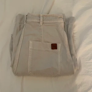 Jeans från Urban Outfitters - Superfina beiga jeans i jätteskönt lite tunnare material, perfekt för sommaren! Köpta här från plick men kommer från Urban Outfitters. Strl 24/32! 