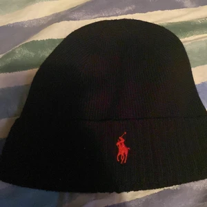 Polo mössa  - Polo mössa, säljer den för att den inte passar mig bra och den är helt oanvänd, köpte den på Zalando. 