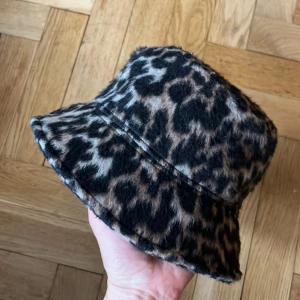 Hatt - Super snygg hatt som jag tyvärr inte använt och kunnat matcha något med.